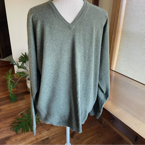 C Reid Pure Cashmere V-Neck Sweater in Soft Heather Green Made in Scotland - Picture 1 of 9